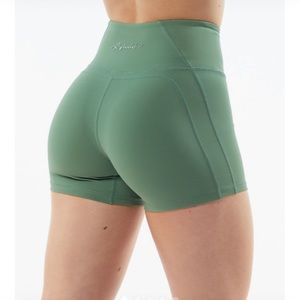 Alphalete pulse surge shorts - Luxury Green - M